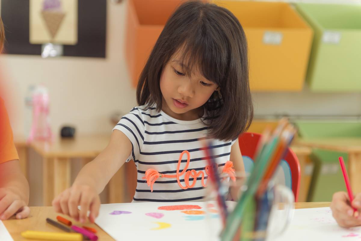 girl drawing color pencils kindergarten classroom preschool kid education concept vintage effect style pictures 1 Malaysia's No.1 E-Learning Platform